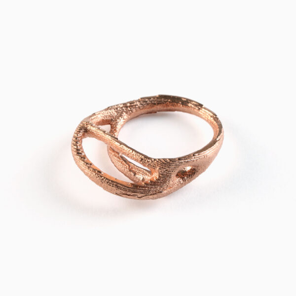 Extravagantní dámský prsten Kořen z růžového zlata. Atypický tvar prstenu je inspirován přírodními ději růstu a zvětrávání. Růžová barva zlata umocňuje luxusní vyznění přírodní struktury povrchu.
