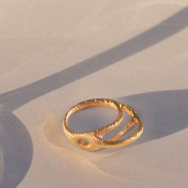 Extravagantní dámský prsten Kořen z růžového zlata. Atypický tvar prstenu je inspirován přírodními ději růstu a zvětrávání. Růžová barva zlata umocňuje luxusní vyznění přírodní struktury povrchu.