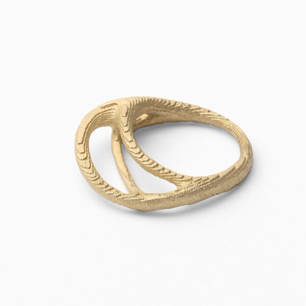 Extravagantní dámský zlatý prsten Kořen. Atypický tvar prstenu je inspirován přírodními ději růstu a zvětrávání. Klasická barva zlata umocňuje luxusní vyznění přírodní struktury povrchu.