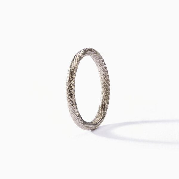 Minimalistický prsten Kroužek z bílého zlata se strukturou sépiové kosti. Jeden z nejoblíbenějších designů snubních prstenů. Ale udělat radost (si) s ním můžete jen tak.