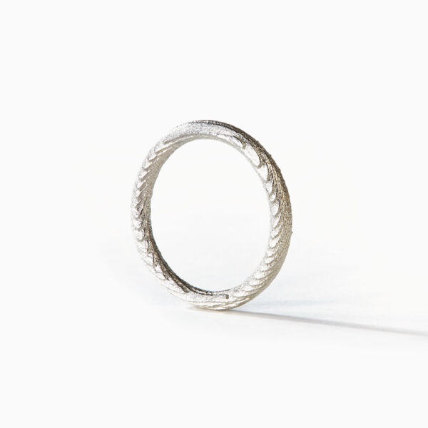 Minimalistický stříbrný prsten Kroužek se strukturou sépiové kosti. Jeden z nejoblíbenějších designů snubních prstenů. Ale udělat radost (si) s ním můžete jen tak.