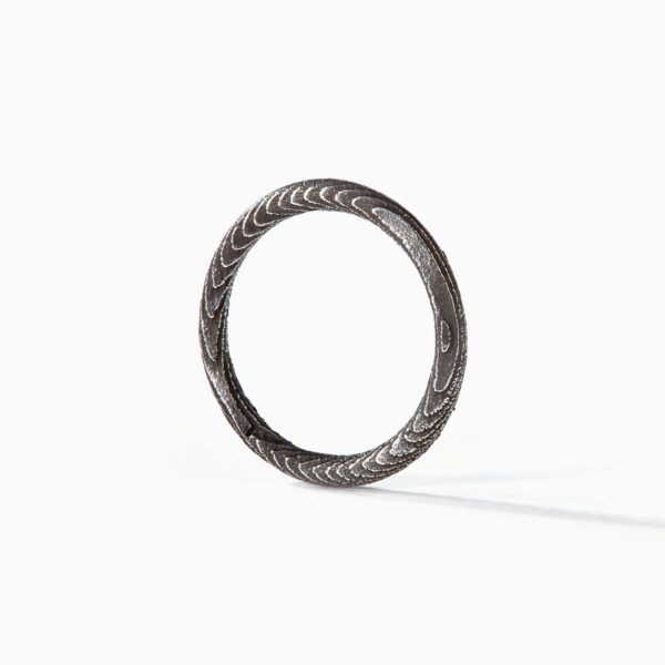Minimalistický prsten Kroužek z patinovaného stříbra se strukturou sépiové kosti. Jeden z nejoblíbenějších designů snubních prstenů. Ale udělat radost (si) s ním můžete jen tak.