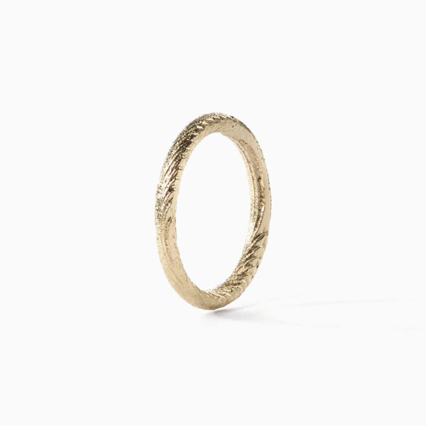 Minimalistický zlatý prsten Kroužek se strukturou sépiové kosti. Jeden z nejoblíbenějších designů snubních prstenů. Ale udělat radost (si) s ním můžete jen tak.