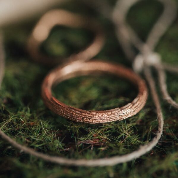 Minimalistický prsten Kroužek z růžového zlata se strukturou sépiové kosti. Jeden z nejoblíbenějších designů snubních prstenů. Ale udělat radost (si) s ním můžete jen tak.