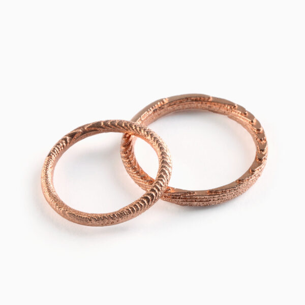 Minimalistický prsten Kroužek z růžového zlata se strukturou sépiové kosti. Jeden z nejoblíbenějších designů snubních prstenů. Ale udělat radost (si) s ním můžete jen tak.