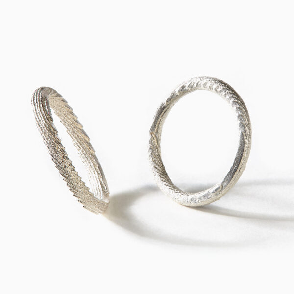 Minimalistický stříbrný prsten Kroužek se strukturou sépiové kosti. Jeden z nejoblíbenějších designů snubních prstenů. Ale udělat radost (si) s ním můžete jen tak.