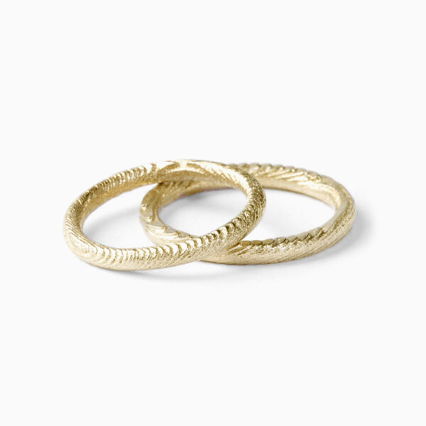 Minimalistický zlatý prsten Kroužek se strukturou sépiové kosti. Jeden z nejoblíbenějších designů snubních prstenů. Ale udělat radost (si) s ním můžete jen tak.
